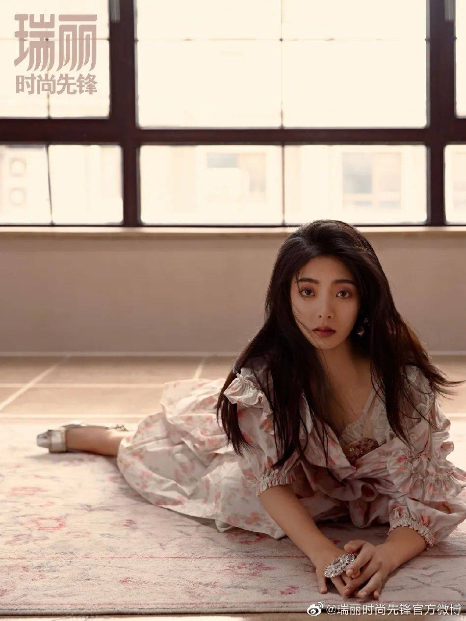 美女邢菲夏日写真大秀白皙香肩!冰肌玉骨太性感美艳_泡泡_黄色_绿色