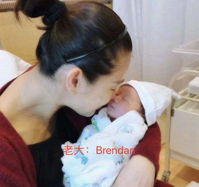 胡杏儿晒儿子们出生3天时的对比照三胎正脸首曝光脸颊饱满最圆润