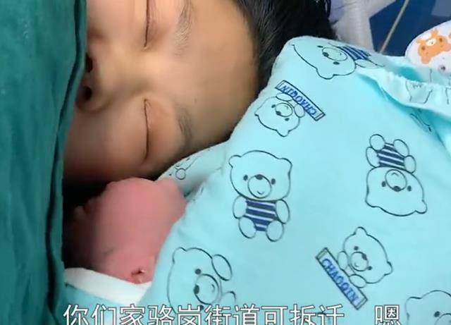 安徽二胎宝妈，又生了个男孩产床上一脸无奈，护士的话亮了