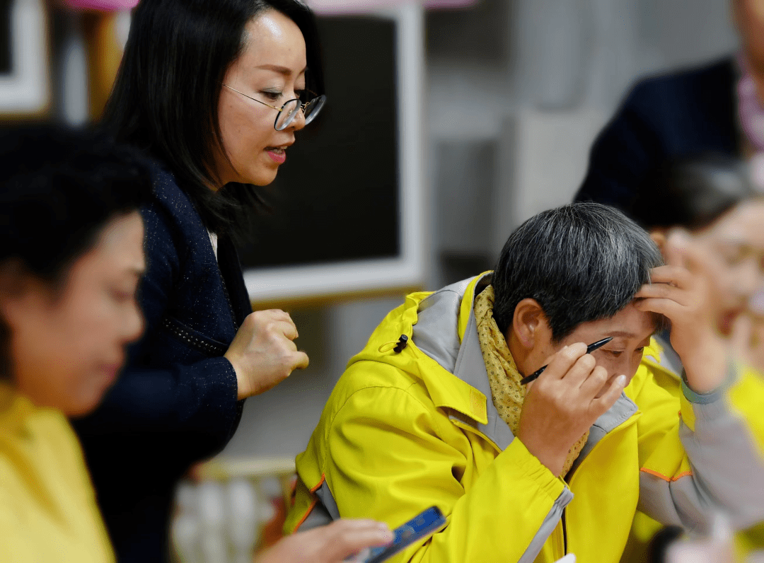 用“爱”把美丽点亮，玫琳凯美容顾问在行动