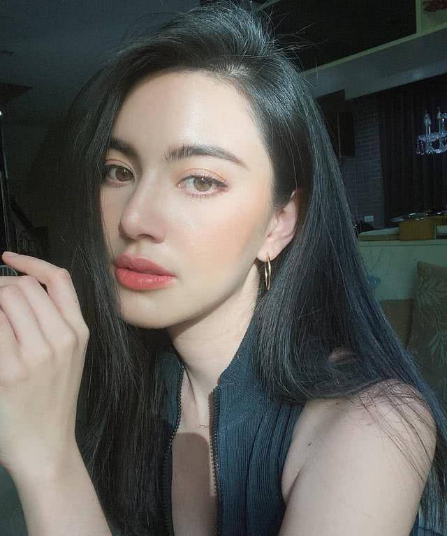 黛薇卡的爸爸是比利时人,妈妈则是国外人,拥有欧亚混血的她五官精致