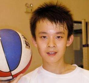 两人都与1993年出生,董子健出生在北京,从小就很喜欢汽车,小时候经常