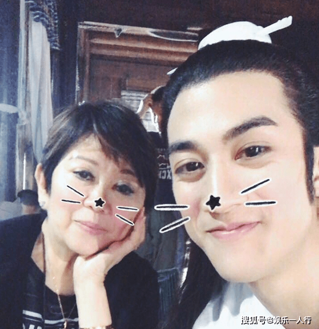 晒晒李治廷住的豪宅,餐厅摆放了超大餐桌,起码能容纳几十人_空间_区域