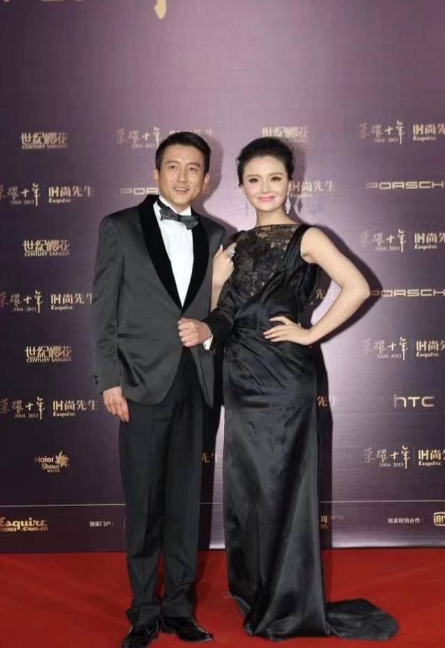 原创槿汐姑姑孙茜与老公罕见同台当众接吻秀恩爱两人情侣造型时尚