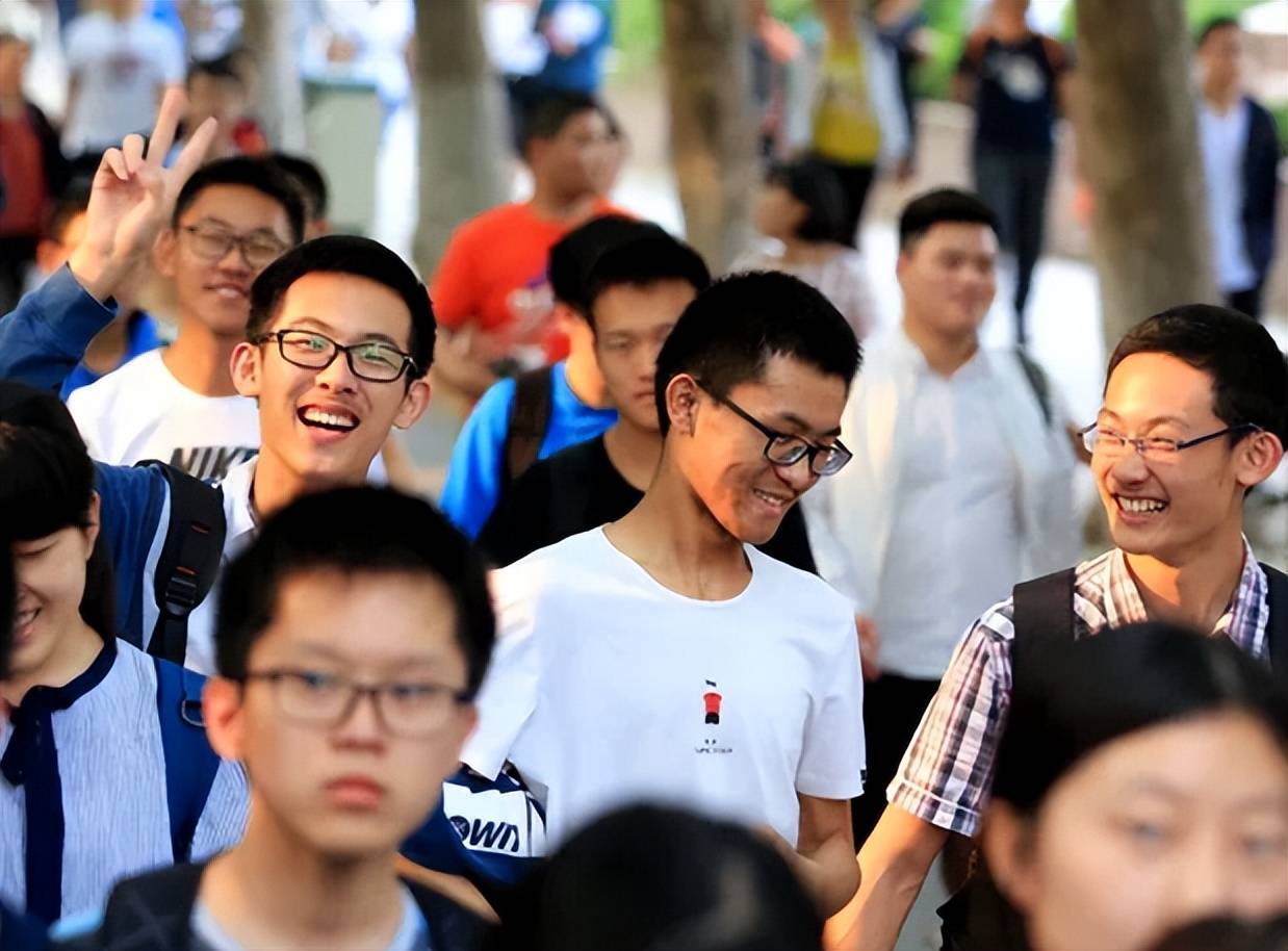 原创4张图再现高考前一天考生真实状态其实分数高低早有预兆