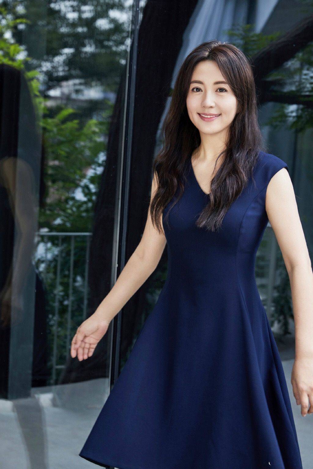 杨童舒真不显老,穿连衣裙脸上无皱纹美得很自然,看着不像47岁_女人_女