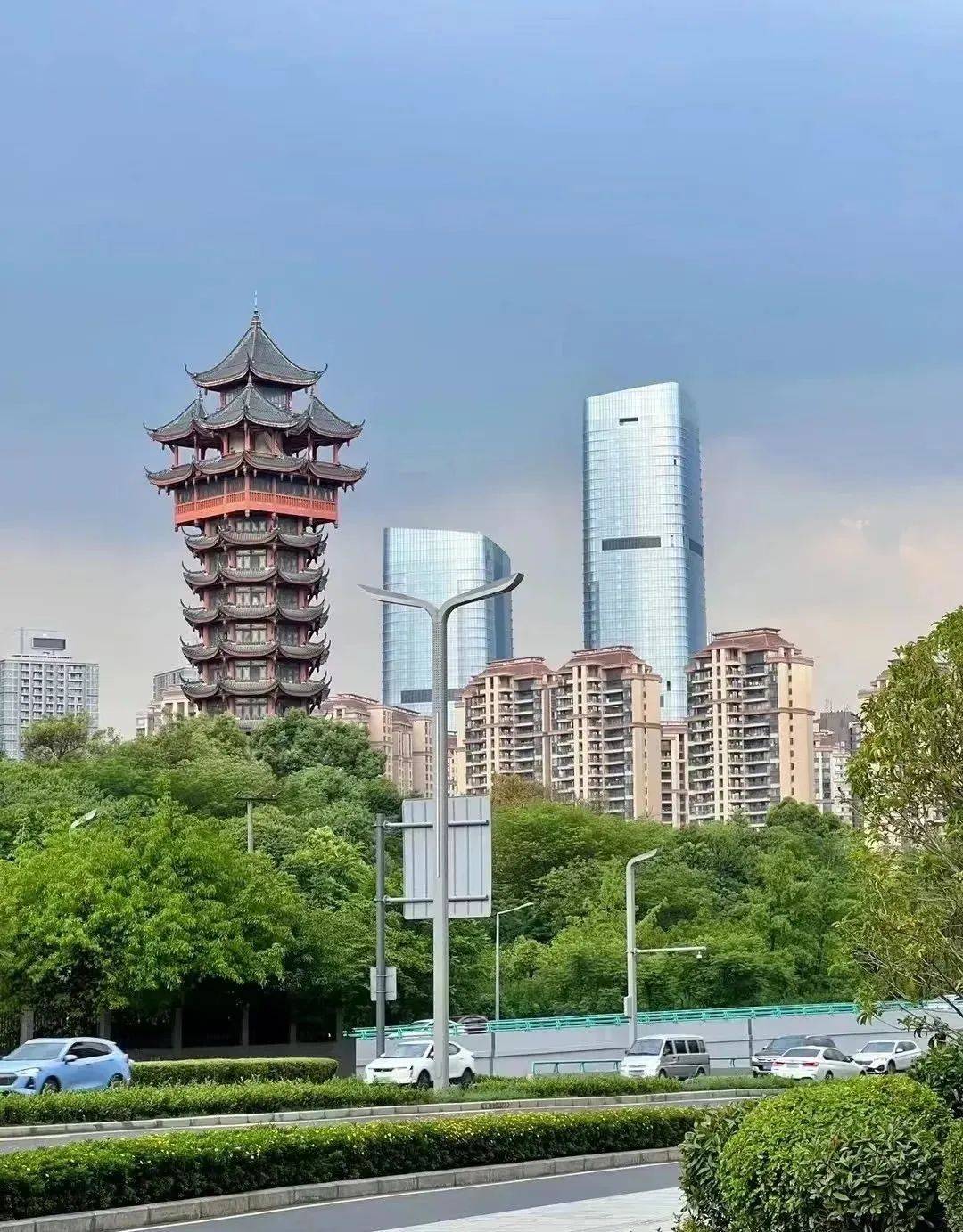 新鸿基攀成钢商业开业遇冷