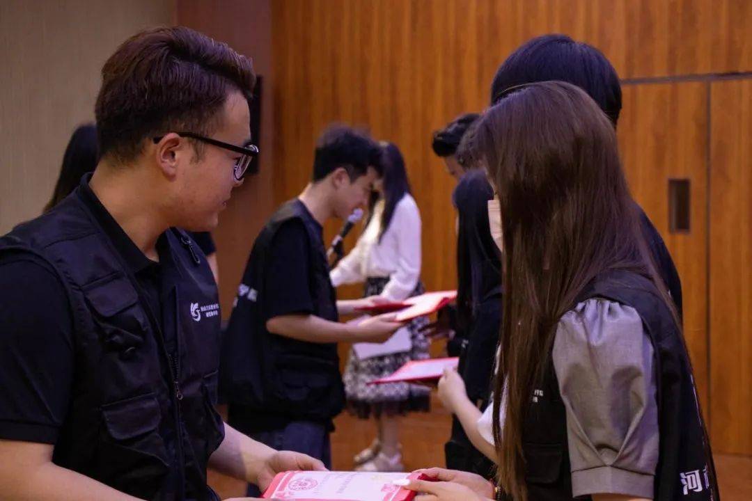 21级学生代表何文韬,马苏畅,孙涵文,马晓珂,赵烽焜,付武悦上台发言