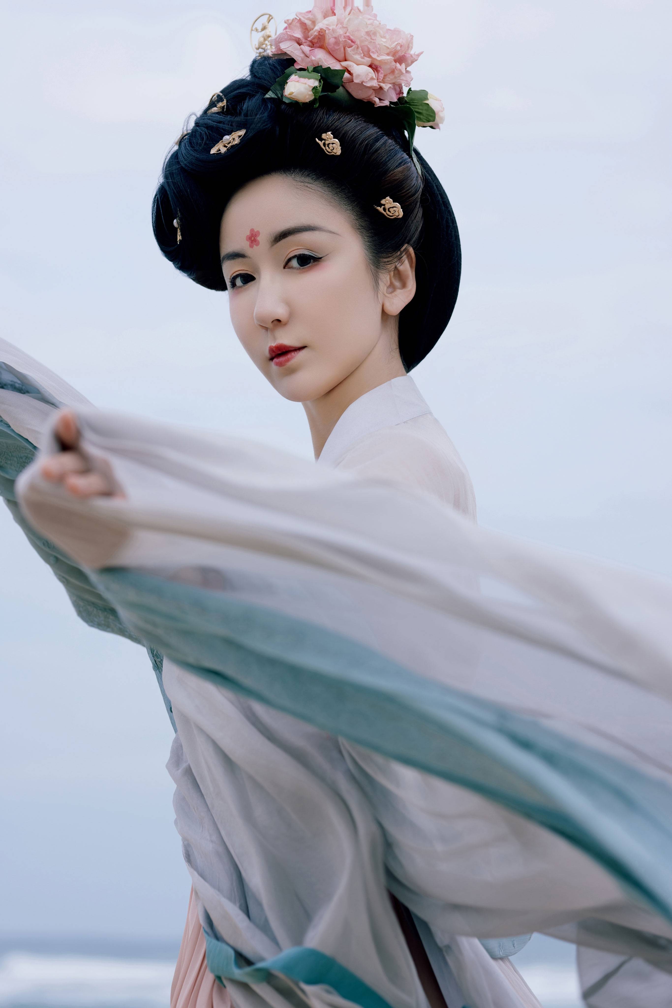 娄艺潇海边汉服大片曝光鲜衣怒马灵气十足