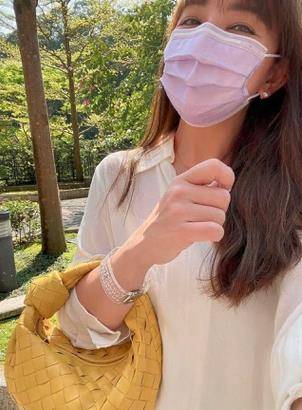 原创梁静茹恢复单身后罕露面自拍意外曝光奢侈行头33万手镯戴满手