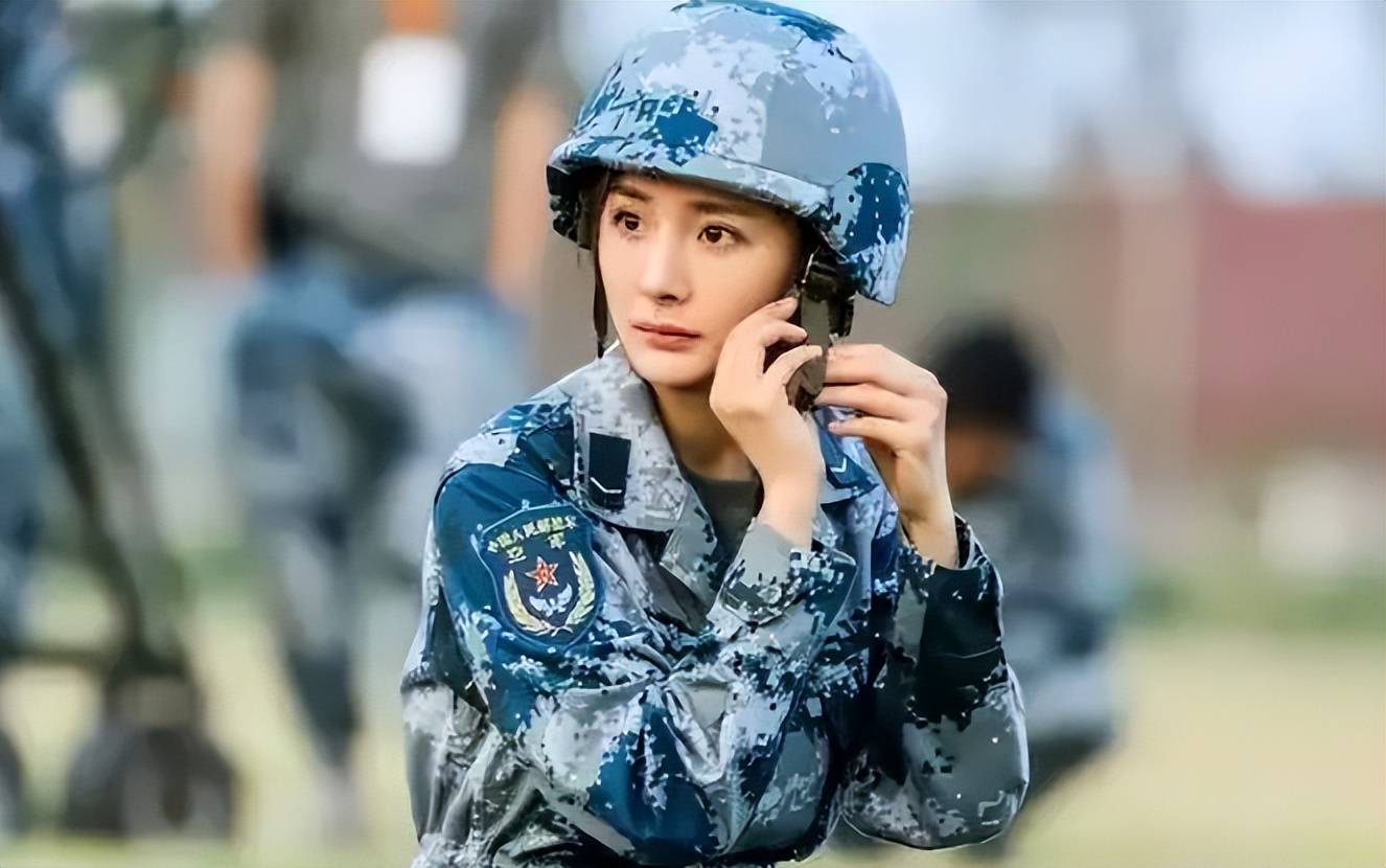 但既然是体验军队生活,就不要美颜滤镜加化妆了,尊重军装的颜色,和