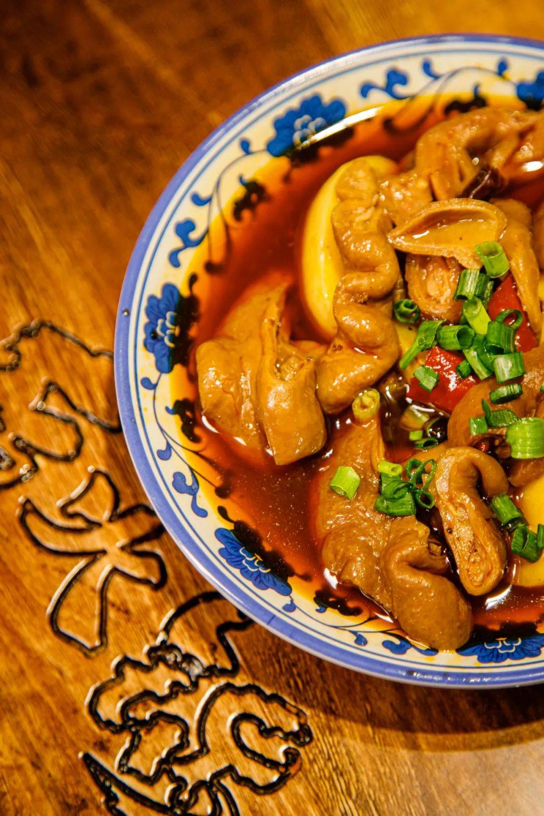 红烧耙肥肠耙软入味又不失劲道,脏器膻味被压得很干净,加上吸入足够