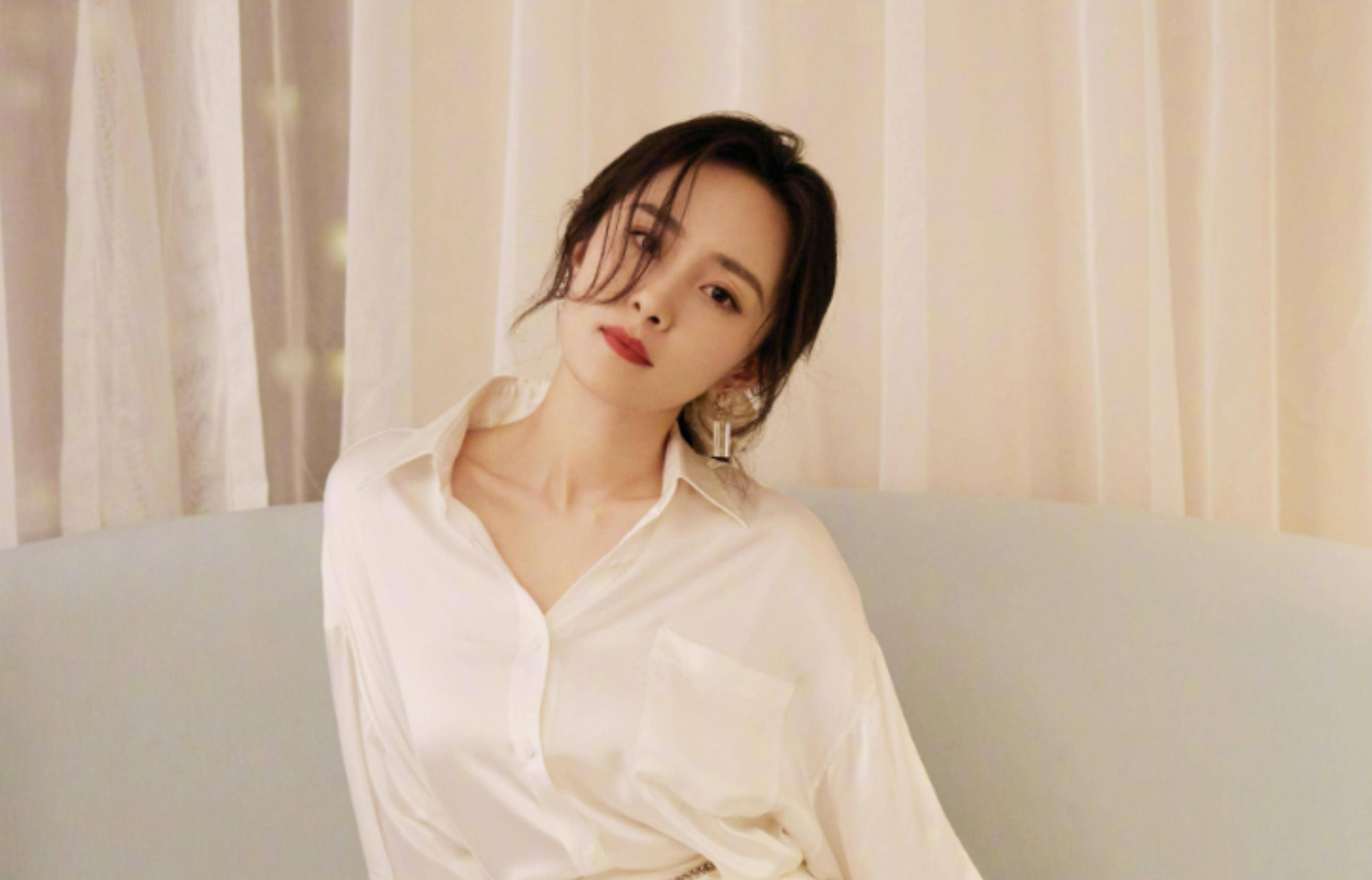 原创杨幂出镜生图曝光一袭白衬衫温婉端庄眼神与九年前相比变化很大