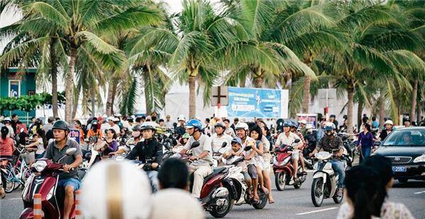 越南一怪异现象：大捆人民币当众摆放在街头，为何无人敢去抢？