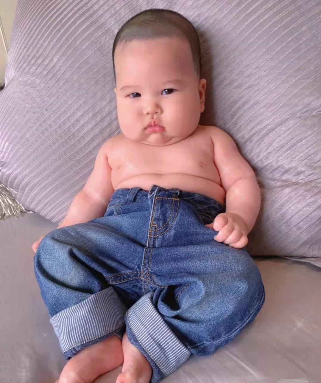 原创李小萌晒俩娃庆520脸蛋圆嘟嘟好可爱二胎儿子和王雷似复制粘贴