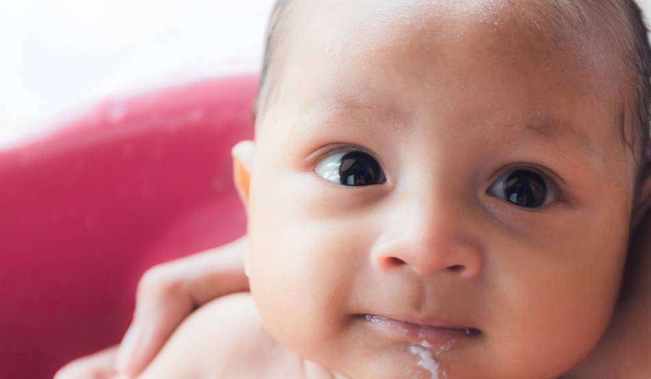 婴儿溢奶、吐奶、呛奶有区别，这门新手妈妈的“必修课”，别忽视