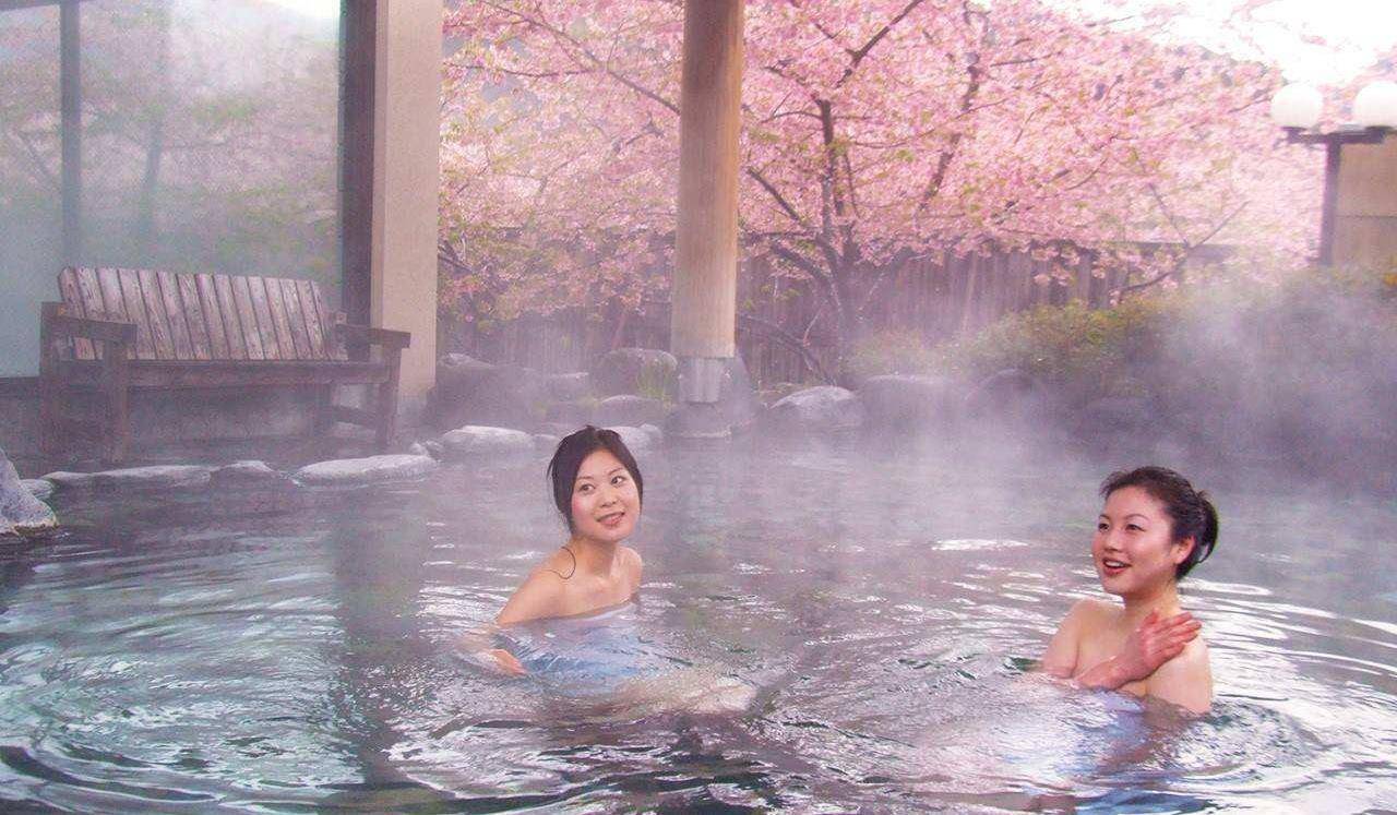 泡温泉能理解，男女混浴也可以接受，游客：规定不准穿衣过分了吧