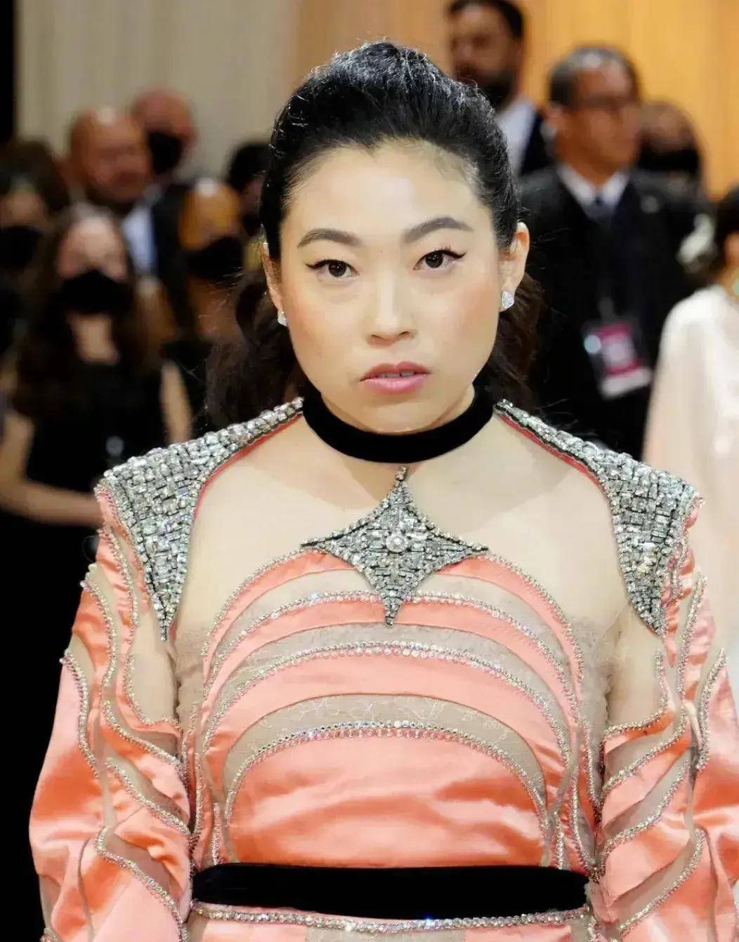 原创华裔女星奥卡菲娜被批评丑可是人家就不是因为好看出名的