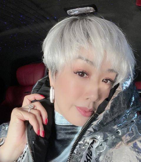 钟丽缇：一夜变白头，全新超短发型和之前判若两人宛如18岁美少女