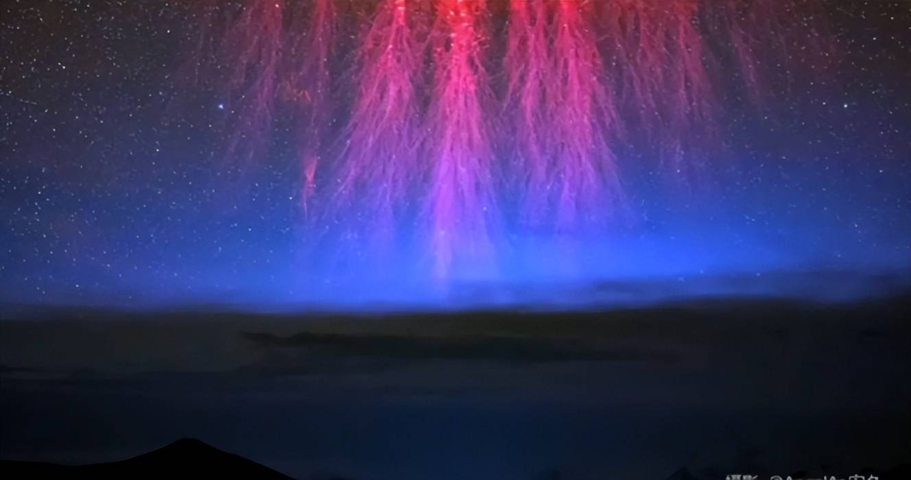 超震撼喜马拉雅山脉爆发红色精灵闪电网友昆仑山的结界开启了