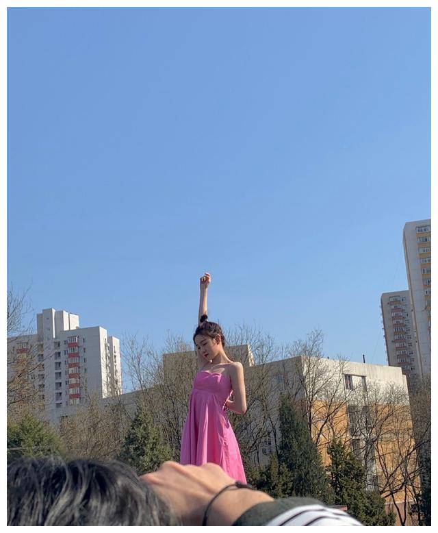 原创她获12名无缘火箭少女今穿芭比粉吊带裙配丸子头直角肩绝了