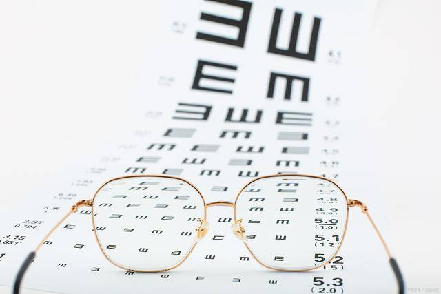 依视路的镜片不到一年就被磨花了，阿里眼镜批发网：依视路各种膜层的特点