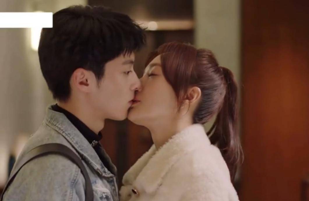 原创秦岚与小19岁男星拍吻戏男方耳朵通红显羞涩网友老牛吃美草