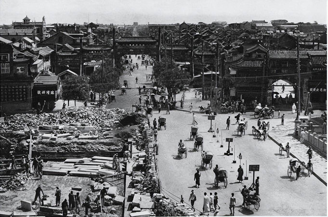 一百年前的前门大街，人流如织，非常繁华