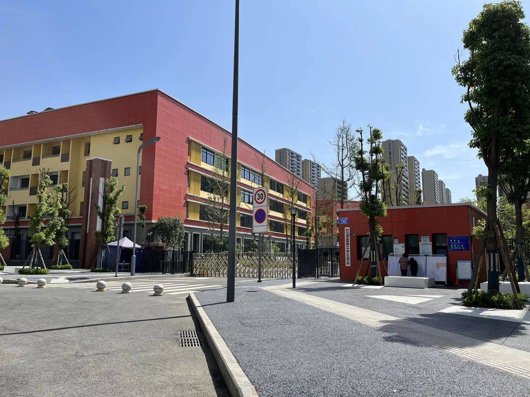 重量级的棠湖中学怡心实验学校也已正式开学,这所k9制学校由棠湖中学