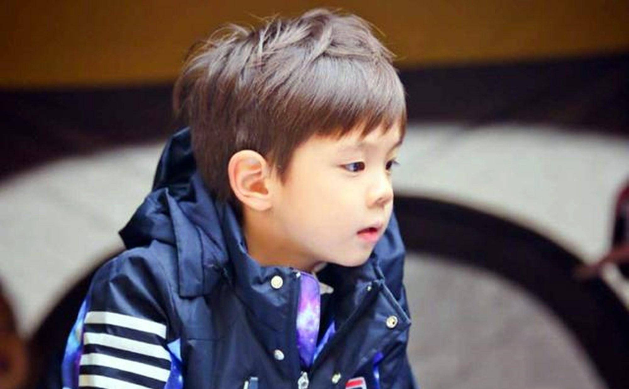 原创嗯哼7岁时的偷拍照走红言行像小大人网友难怪现在这么优秀