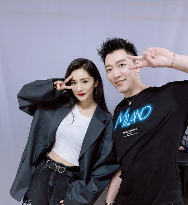 原创杨幂和男友人多张合照曝光美颜太过被吐槽p到变形两人1个月内来往