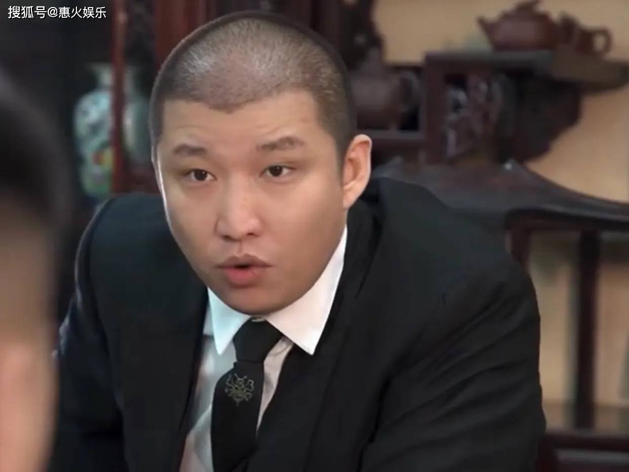 快手网红二驴低俗卖货直播惹争议怒抱女模特现场玩嗨