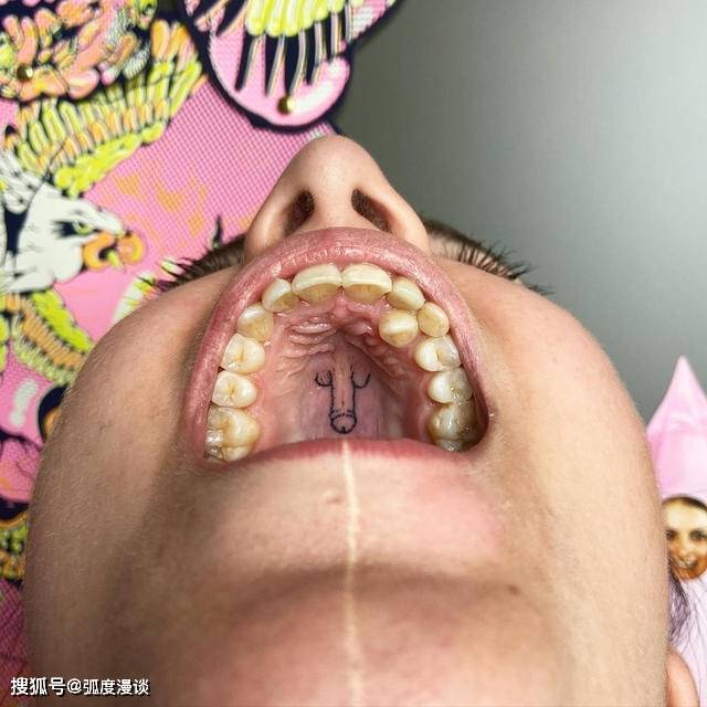 低调新潮流张嘴才看的见口腔内刺青比唇内刺青更难一眼看见