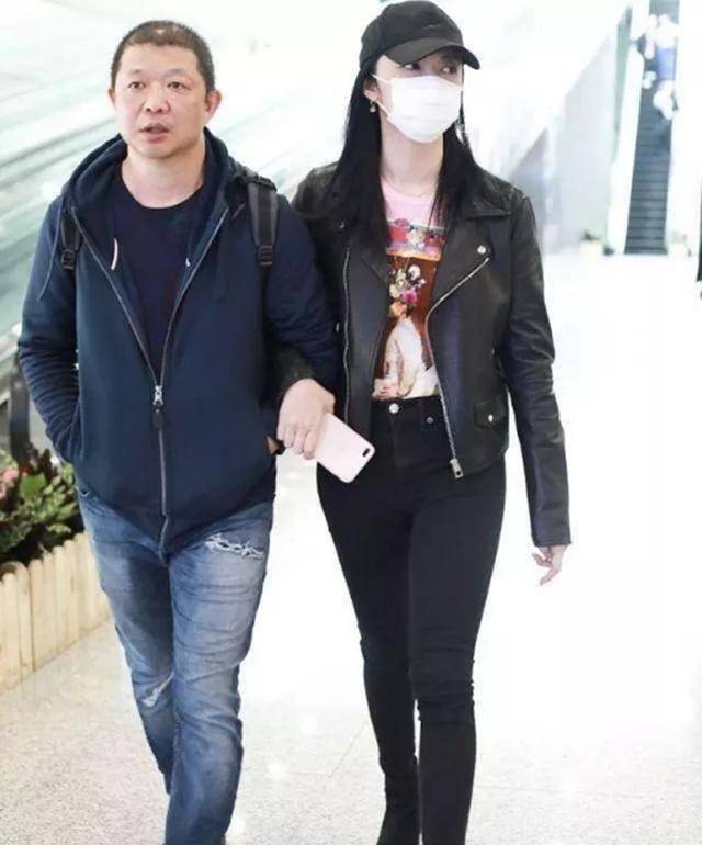 原创姚晨牵手老公高调亮相一身黑色造型秀修长美腿老公打扮接地气