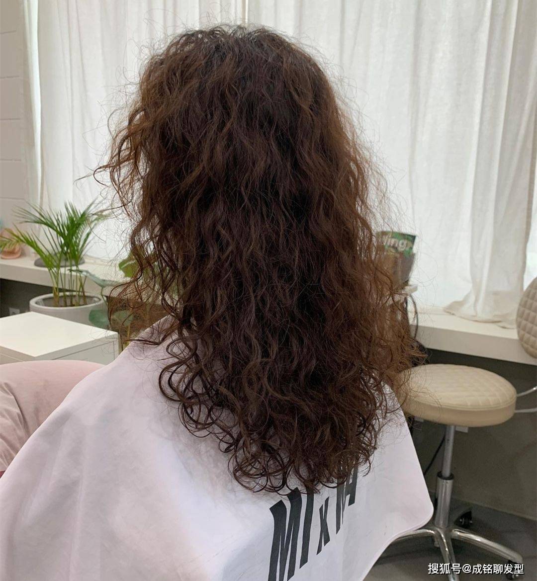五六十岁的女人别乱烫发这几种卷发好看又接地气减龄又显气质