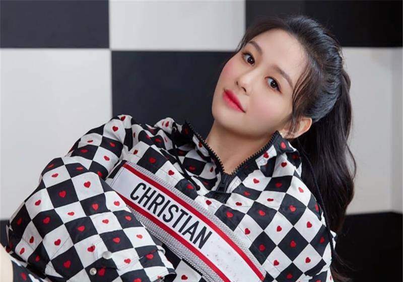 沈月为妹妹庆生,17岁沈日近况曝光,是邱淑贞二女儿,长相很清纯_账号