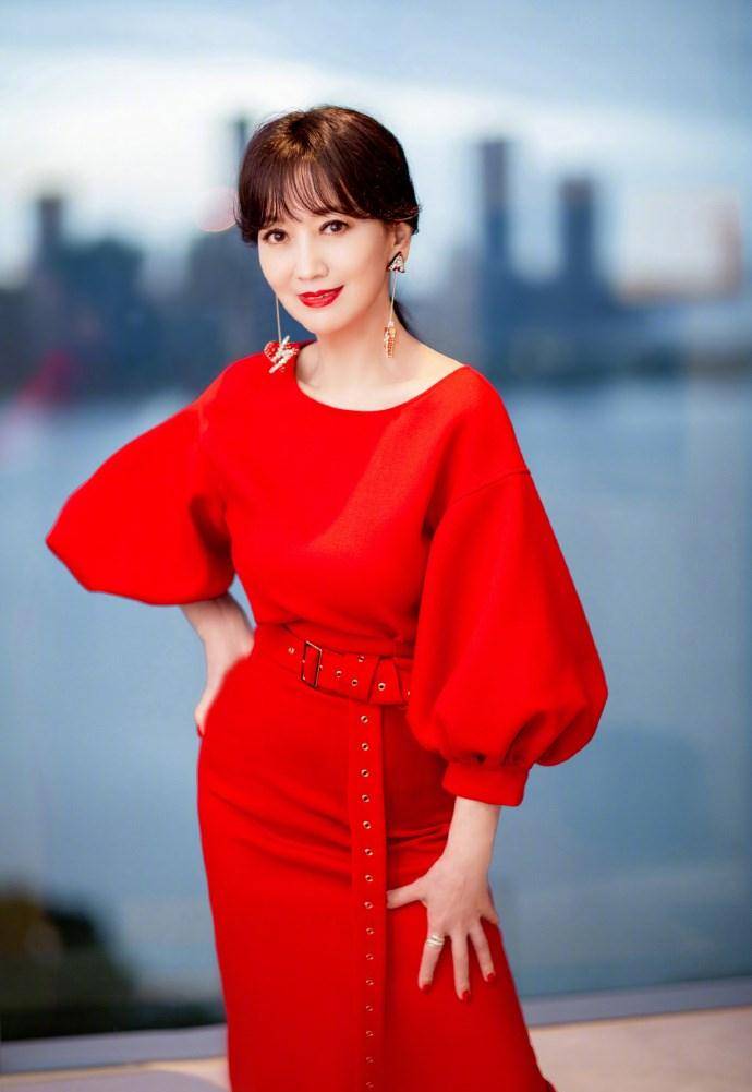 66岁赵雅芝一袭红裙时尚动人,搭配桃心耳环甜美似少女,好迷人