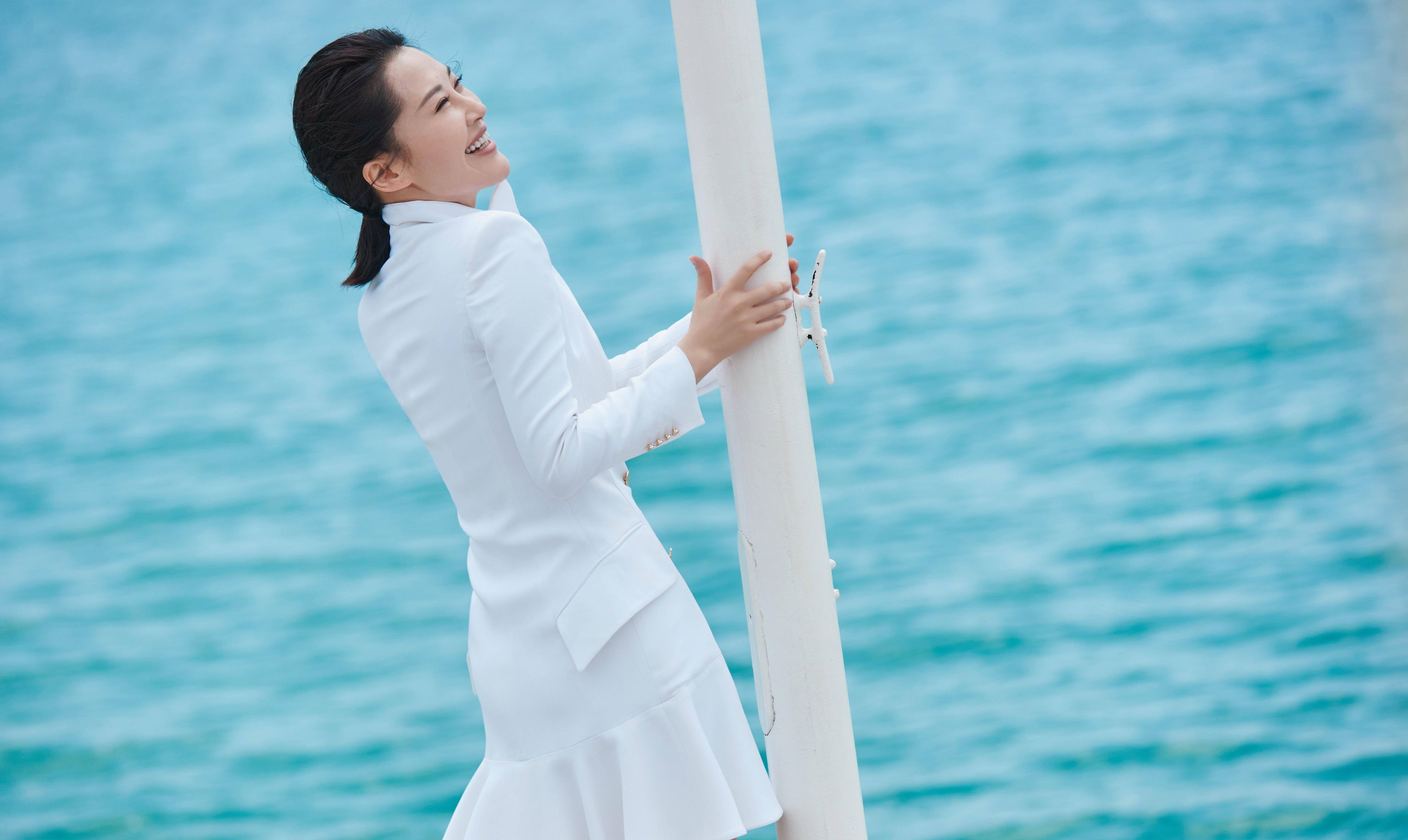 原创50岁许晴逆生长风衣当裙子穿意外的好看美得像20岁少女