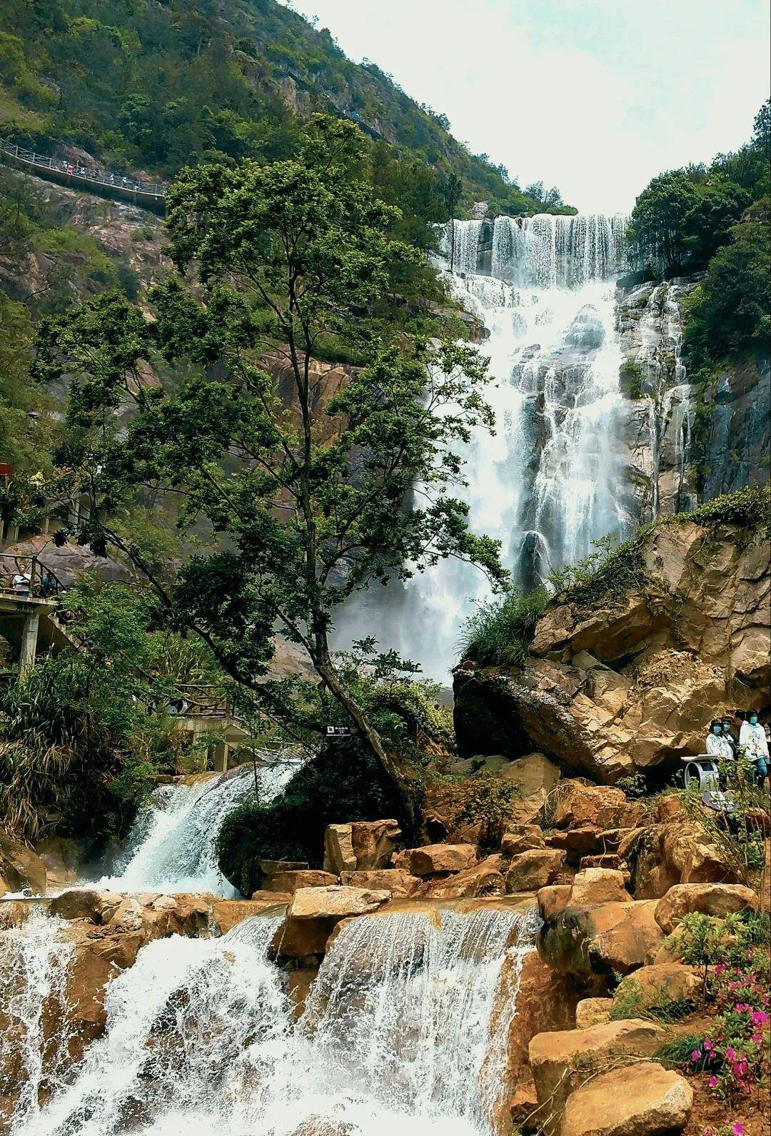 瀑是神瀑,湖是聖湖,在天台,山是仙山,有人說,叫天台山!