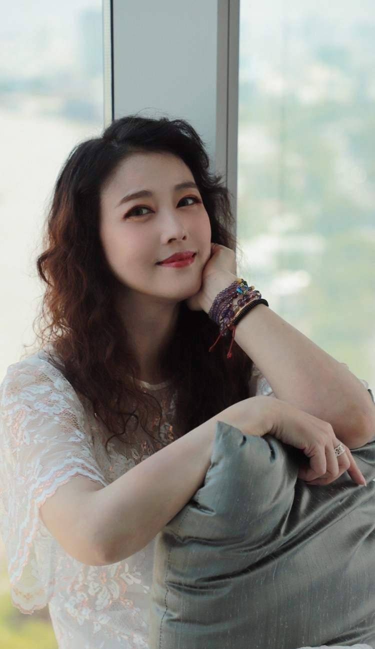 54岁周海媚近况曝光冻龄颜值惊艳网友美到骨子里