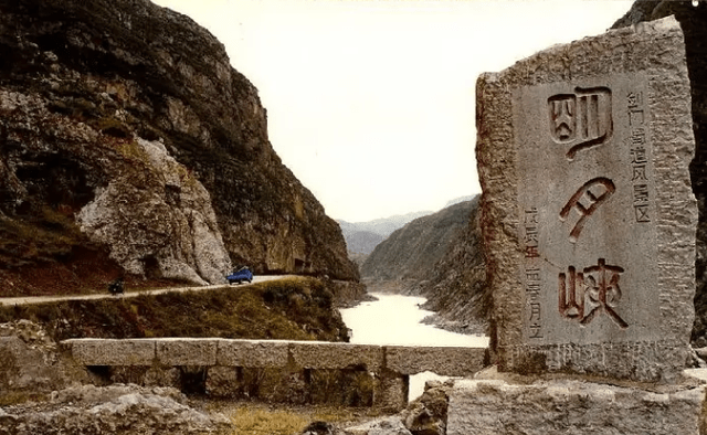 藏在四川的峡谷景观，山岩以银白色呈现，奇峰怪石无数，就在广元