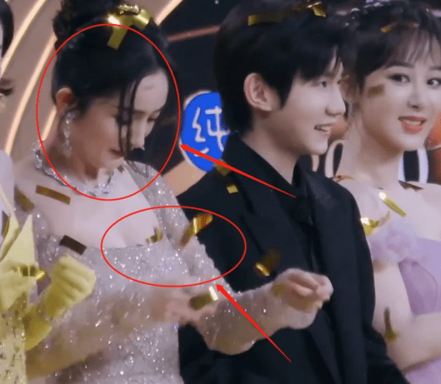 原创王源都21岁了杨幂和杨紫还把他当小孩当面相互捡身材口的礼花