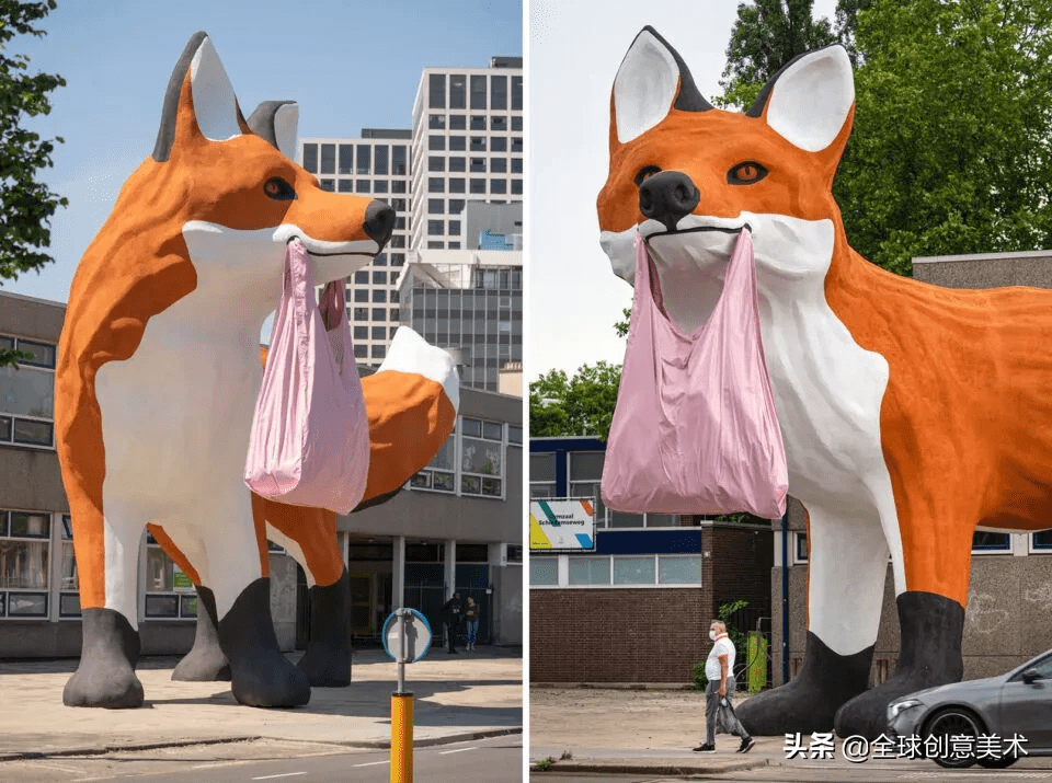 一只巨型狐狸叼着一个购物袋礼貌地站在荷兰鹿特丹的路边等绿灯