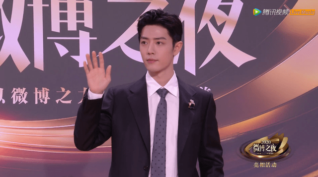 微博之夜:肖战,杨紫上台领奖,听到主持人李艾说的话,太有趣了