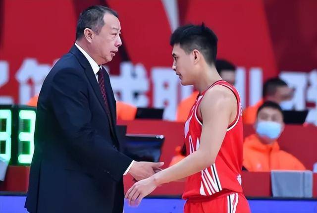 强的球员在深圳与上海的季后赛首轮对决中,因为与队友贺希宁发生冲突