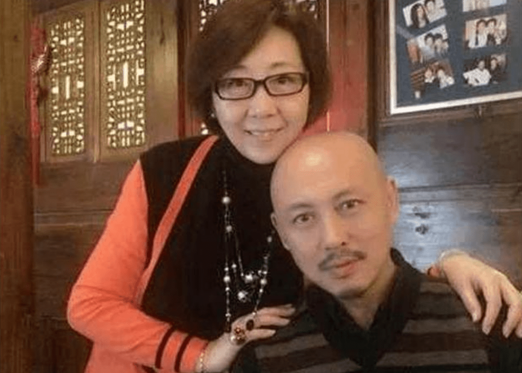 妻子胡焰始终对丈夫不离不弃,婚后二人育有一女,生活也是幸福甜蜜.