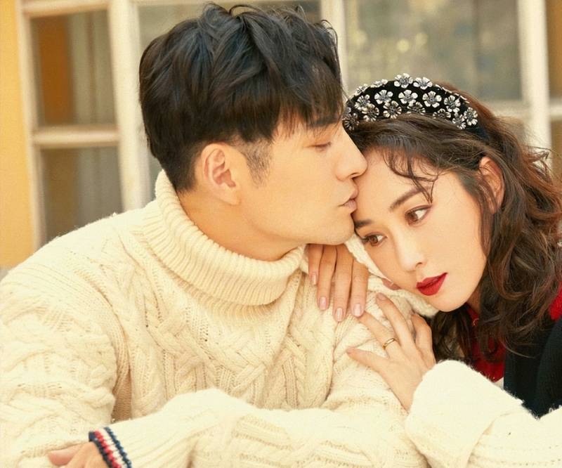 原创43岁严屹宽520背着杜若溪小区内遛弯表情吃力驼背明显