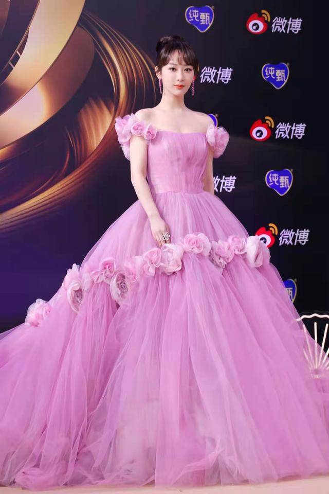 这不,这次的微博之夜,杨紫一身粉色蓬蓬拖尾一字肩公主裙亮相,可谓
