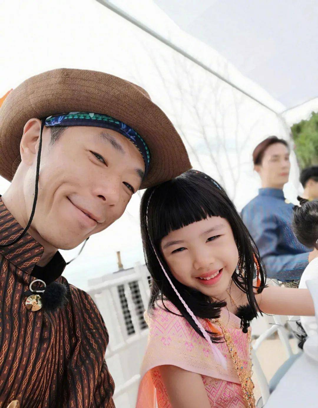 原创朱茵女儿曝光暖哭无数人父亲的爱决定女儿的幸福指数