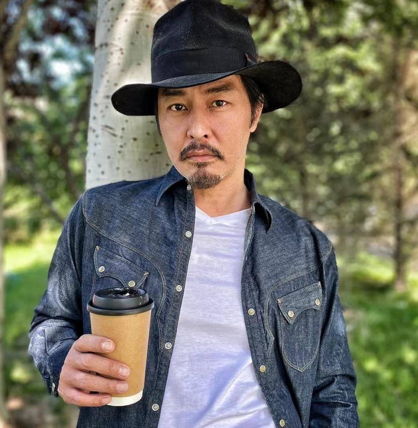 52岁连凯全家定居内地经营化妆培训中心近照胡子拉碴男人味足